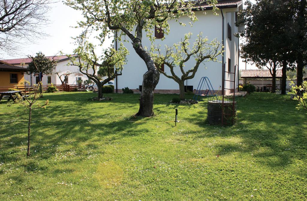Oasi Di Francesca B&B Понтиния Экстерьер фото