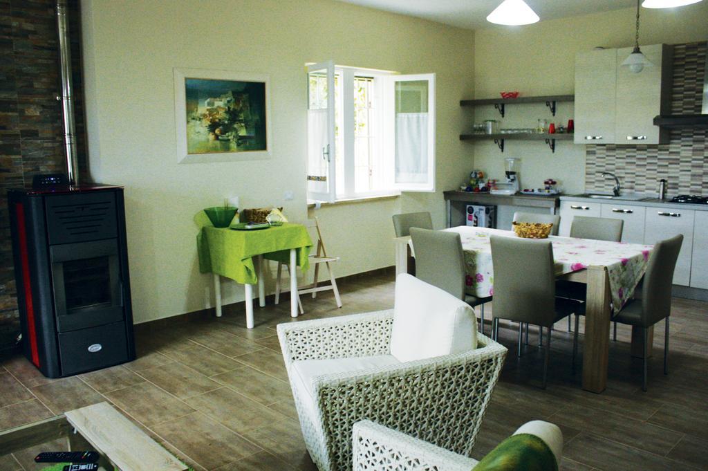 Oasi Di Francesca B&B Понтиния Экстерьер фото
